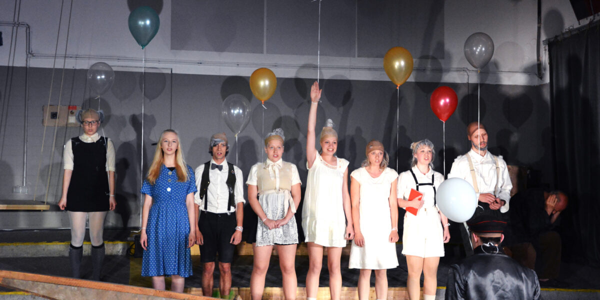 von Madeleine Weiler. Stückauftrag des Tiroler Dramatiker Festivals. Uraufgeführt in der Alten Talstation in Innsbruck (2016). Regie: Mona Kraushaar
Erzählt die Geschichte der Lebensbornheime und deren Insassen, also der Kinder.